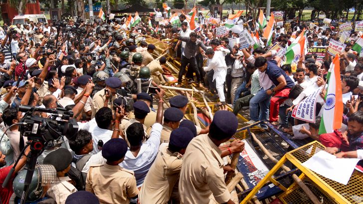 https://salarnews.in/public/uploads/images/newsimages/maannewsimage25082026_155439_Bihar gherao.jpg